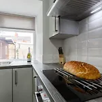 Hillside House - 2 Bedrooms Parking Wi-Fi Hospital