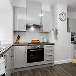 Hillside House - 2 Bedrooms Parking Wi-Fi Hospital